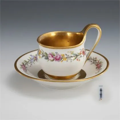 Tasse de vitrine avec bordure florale. KPM Berlin