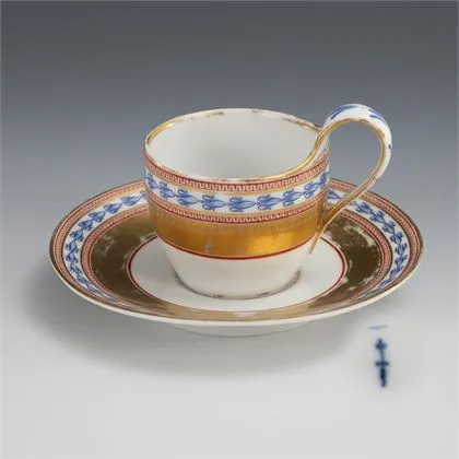 Tasse de vitrine avec bandes ornementales antiques. KPM Berlin