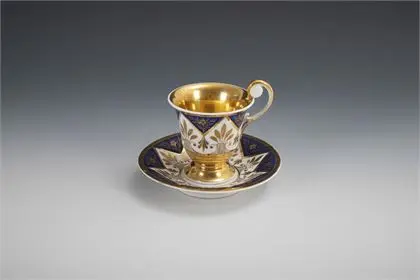Tasse de vitrine avec fond partiel bleu mat. KPM Berlin