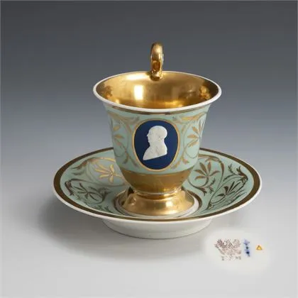 Tasse avec portrait en biscuit : Friedrich Franz. KPM Berlin