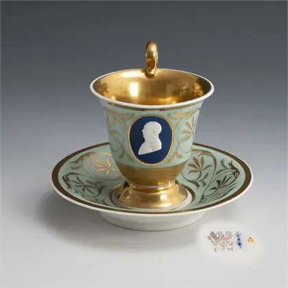 Tasse avec portrait en biscuit : Friedrich Franz. KPM Berlin
