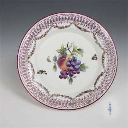 Assiette à dessert avec peinture de fruits et d'insectes. KPM Berlin