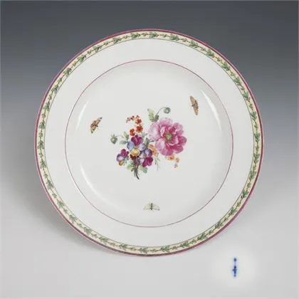 Assiette Empire avec peinture de fleurs et d'insectes. KPM Berlin