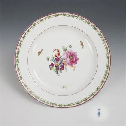 Assiette Empire avec peinture de fleurs et d'insectes. KPM Berlin