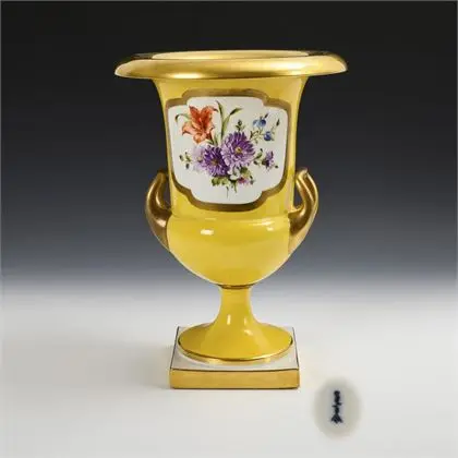 Grand vase cratère avec peinture florale et fond jaune. KPM Berlin