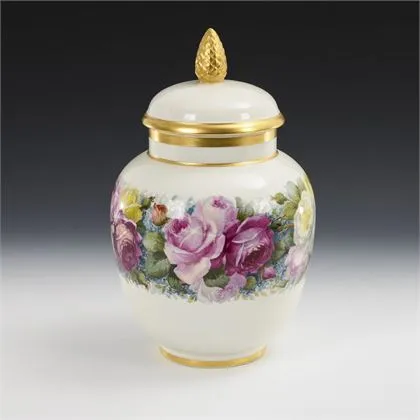Deckelvase mit Blumenmalerei. KPM Berlin
