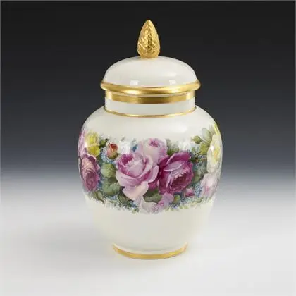 Vase couvert avec peinture florale. KPM Berlin