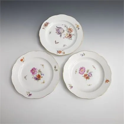 3 assiettes avec peinture florale et d'insectes. KPM Berlin