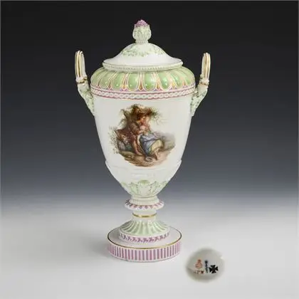 Vase couvert avec peinture Watteau. KPM Berlin