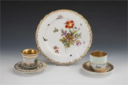 2 tasses à vue et 1 assiette avec peinture de fleurs et d'insectes