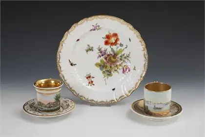 2 tasses à vue et 1 assiette avec peinture de fleurs et d'insectes