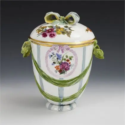 Vase couvert avec peinture florale. KPM Berlin