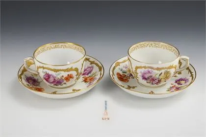 2 grandes tasses à thé avec peinture florale. KPM Berlin