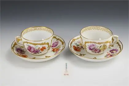 2 grandes tasses à thé avec peinture florale. KPM Berlin