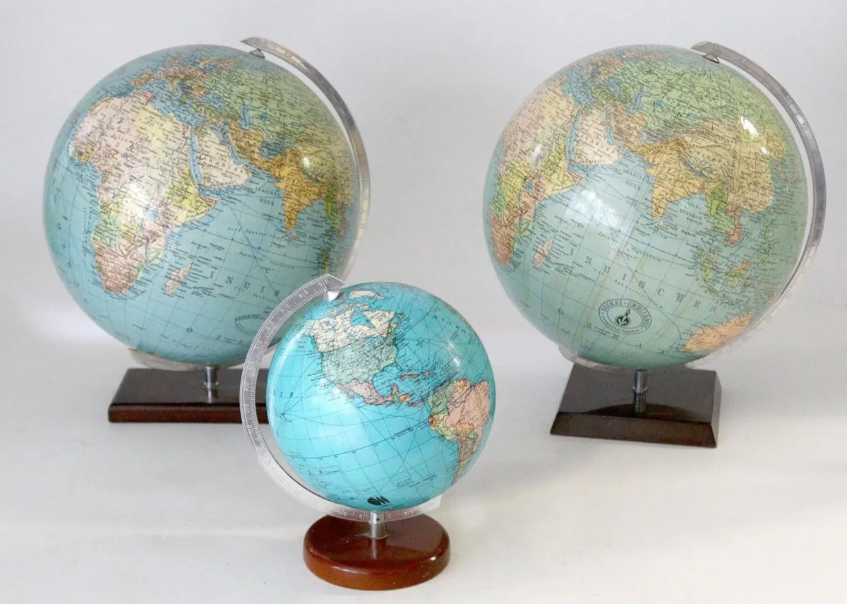 Globes. – Verzameling van 7 verschillende aardglobes