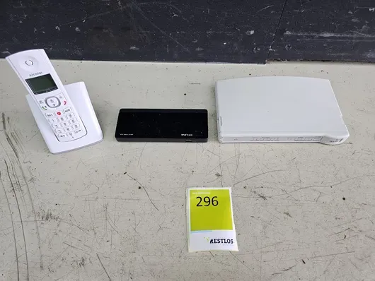 1x telefon 1x hub USB 1x switch