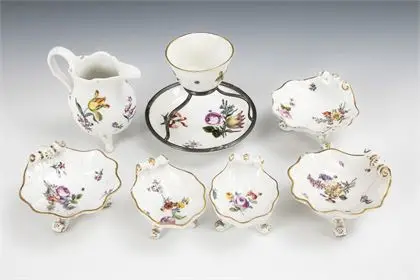 7 porcelaines baroques : 5 coupelles coquillage, pot à lait et tasse avec soucoupe et monture en argent. Meissen
