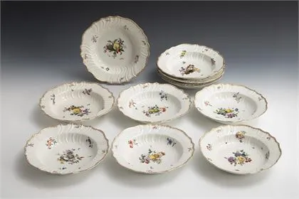 10 barocke Suppenteller mit Frucht- und Blumenmalerei. Meissen