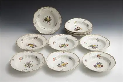 10 assiettes à soupe baroques avec peinture de fruits et fleurs. Meissen