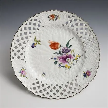 Assiette à dessert baroque avec peinture florale. Meissen