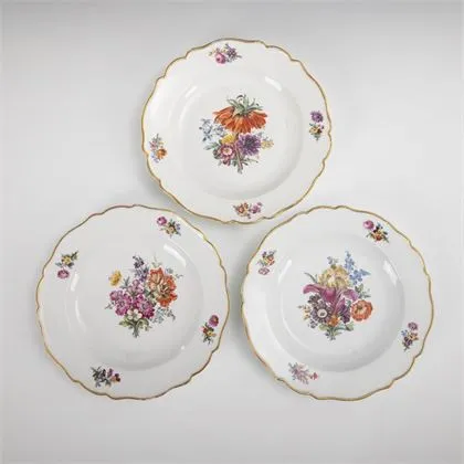 3 assiettes baroques avec peinture florale. Meissen