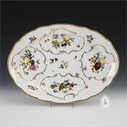 Grand plat avec peinture de fruits. Meissen