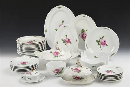 31 + 2 části jídelní soupravy "Rote Rose". Meissen