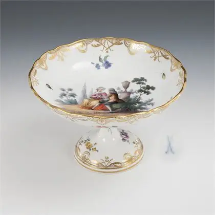 Miska na stopce z malowidłem Watteau. Meissen