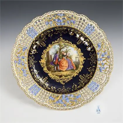 Talerz ażurowy z kobaltowym tłem i malowidłem Watteau. Meissen