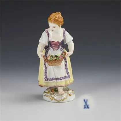 Enfant jardinier avec panier de fleurs. Meissen