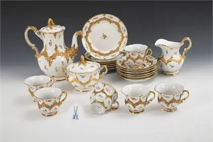 Service à café "B-Form" avec peinture de fleurs dispersées. Meissen