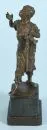 Klose, P., Künstler des 19./20. Jh. – Bronzefigur, dunkel patiniert, H= 14 cm, "Schusterjunge", sign., auf Marmorsockel, gesamt H= 19 cm;