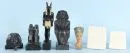 Egyptische figuren en reliëfs, 7 stuks – diverse materialen, H= 10-29 cm, replica's meestal van "Ars Mundi", o.a. hoofd van Nefertiti, standbeeld van Anubis