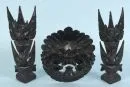 Balinesische Schnitzereien, 3 Stück – Holz, dunkel patiniert, H= 17-26 cm, 2 geflügelte Gottheiten, 1 Garudamaske;
