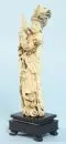Geisha avec éventail et rose – figurine en ivoire, H= 22 cm, sur socle en bois ébonisé, H totale= 26 cm, Chine, vers 1900, tête avec petite fissure