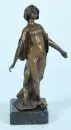 Mladá kráska v dlouhých šatech – bronzová figurka, tmavá patina, na černém mramorovém podstavci (lehce odštípnutý), celk. v. 17 cm, kolem 1900