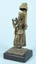 Vendeuse d'eau parisienne – figurine en bronze, sur socle en marbre noir, H totale = 19 cm, distributeur d'eau comme porte-allumettes, 19e s. ;