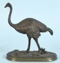 Autruche – figurine en bronze, patine foncée, sur socle ovale avec plantes et coquillages, H= 20,5 cm, probablement 19e s.