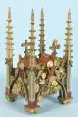 Sculpture décorative - Couronnement de baldaquin – Bois polychrome, décor richement sculpté avec roses et tourelles de style néogothique, H= 44 cm, fin 19e s.,…