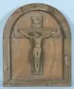 Corpus du Christ – Céramique, sur panneau de bois avec relief de croix, total 55 x 45 cm ;