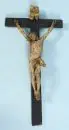 Corpus du Christ avec croix – bois, corpus polychrome, croix ébonisée, H= 69 cm, L= 35 cm, probablement Maximilian Hitzelberger, Pfronten, 18e s. ;