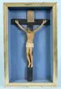 Corpus du Christ avec croix – corpus en cire avec tissu, croix en bakélite, dans un cadre bleu avec cadre doré, total 42 x 26 cm, vers 1900 ;