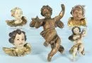 Anges, 5 pièces – Bois, polychrome, H= 10-27 cm, 1 ange avec mal de dents, 1 ange avec luth, 20e s.