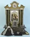 Autel domestique – bois/carton, polychrome, socle étagé, impression couleur centrale, 2 colonnes de chaque côté, corniche courbée, 62 x 50 x 21…
