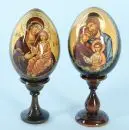 Œufs d'icônes, 2 pièces – bois, laqué, chacun peint à la main, "Sainte Famille" et "motif de la Mère de Dieu", H= 8 cm, chacun avec support, probablement Grèce, 20e s.