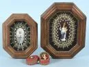 Klosterarbeiten, 3 Stück – Verzierungen aus Golddraht mit Perlen und Glassteinen, 2 mit Muttergottesmotiv im Holzrahmen, 1 mit Jesuskind in…