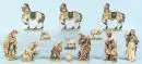 Figurines de crèche, 13 pièces – Bois, polychrome, H= 3-20 cm, entre autres Sainte Famille, Rois Mages, chevaux