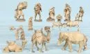 Figurines de crèche, 16 pièces – bois, partiellement teinté brun, H= 2-15 cm, dont Sainte Famille, paysans, chameaux, éléphant