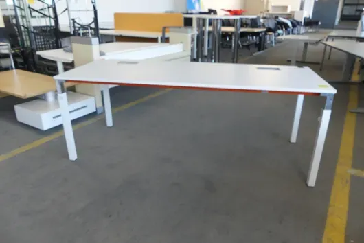 Steelcase - Manuell höhenverstellbarer Schreibtisch