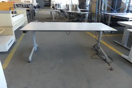 Bureau à hauteur réglable électriquement